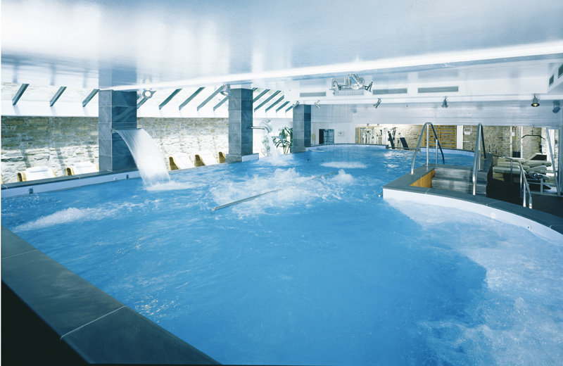 Grand Hotel Terme Roseo 4*: 2 notti con colazione, centro termale e grotta termale per 2 persone
Tutte le opzioni includono pernottamento in camera matrimoniale Elite, colazione, accesso giornaliero al centro termale che prevede ingresso alla piscina termale della durata di 3 ore che è dotata di ben 46 idromassaggi tra cui lettino con idromassaggio idro-subacqueo, idromassaggio plantare, pioggia termale con cromoterapia, cascate, musicoterapia sott’acqua e idrobike, ingresso alla grotta termale (kit spa non incluso), tisana e frutta fresca in Beauty Farm, l’utilizzo palestra e attrezzi per la ginnastica passiva e bastoncini per il Nordic Walking.