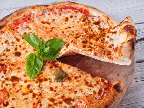 Per due persone:
Antipasto: Gnocco fritto e salumi misti
Pizza a scelta dal menu
Birra piccola o bibita 
Bottiglia d’acqua per 2 persone
Caffé e coperto